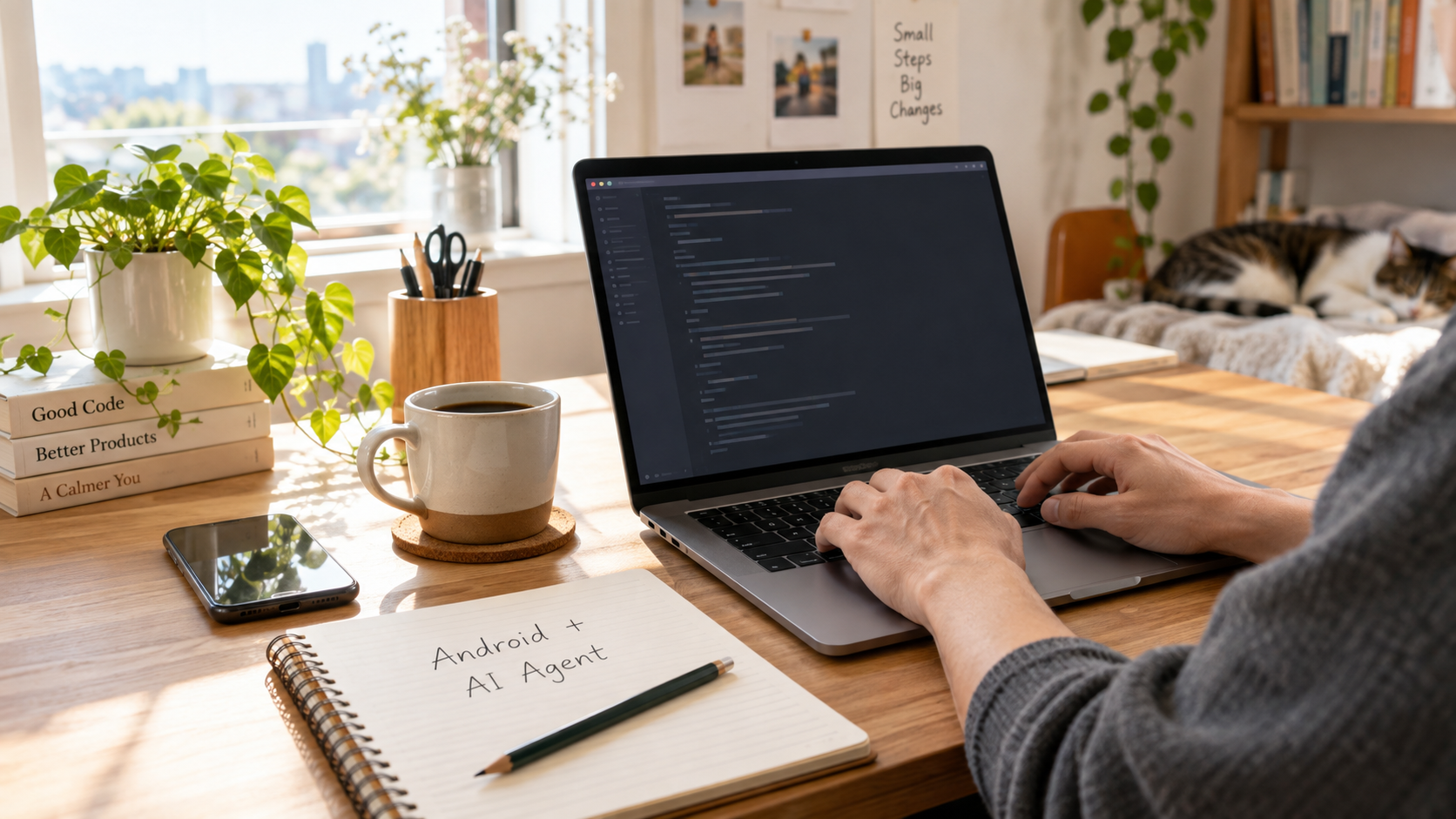 ノートPCとスマートフォン、AndroidとAI Agentと書かれたノート、コーヒーを置いた自宅の開発机を表すオリジナル画像