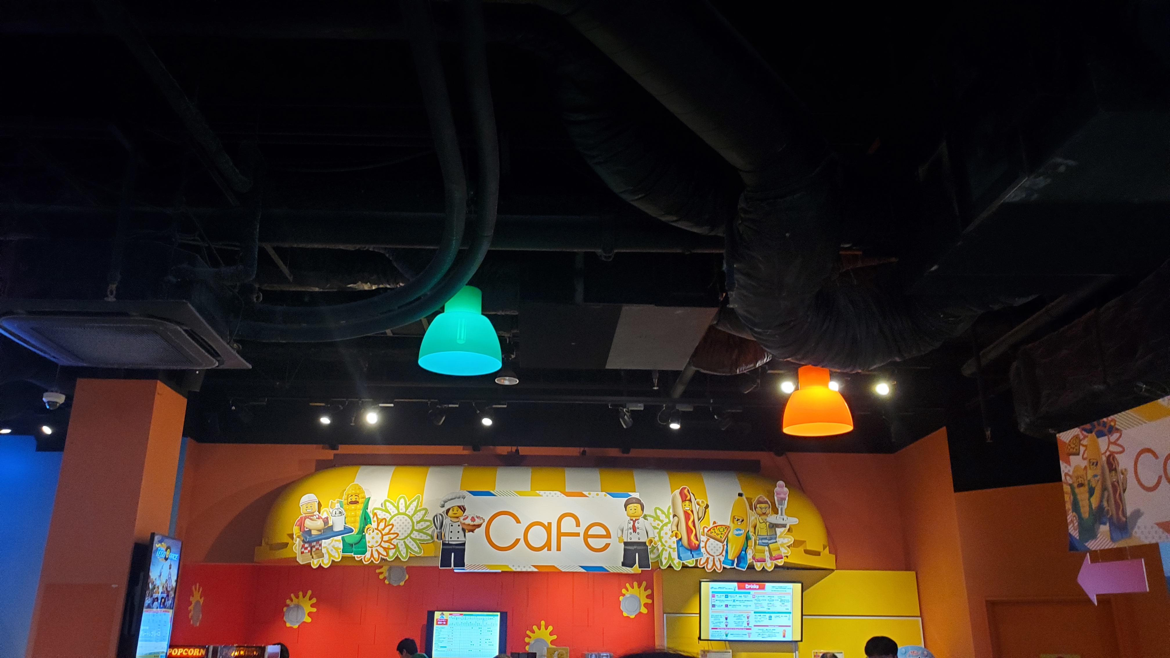 館内カフェのテーブル席と、子どもが食べるための椅子