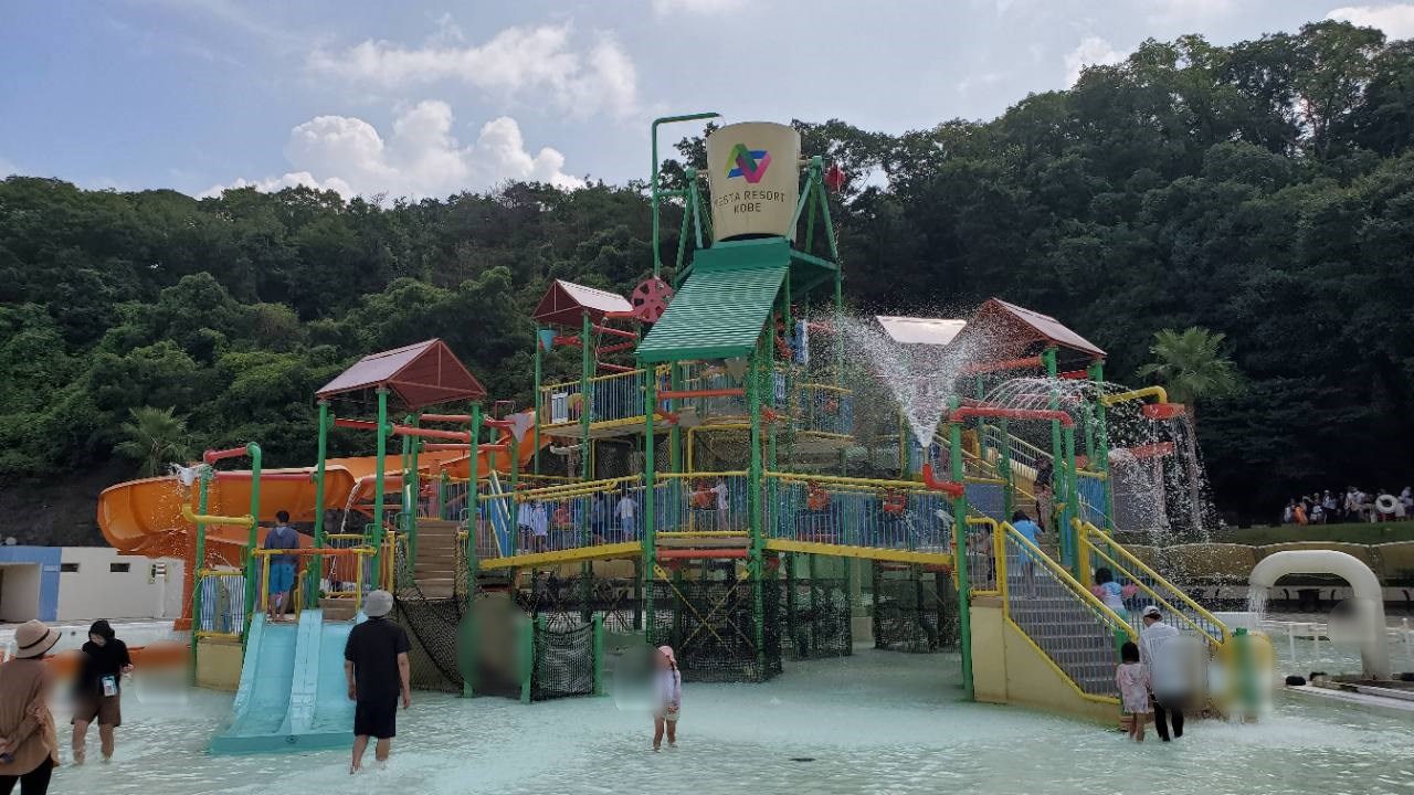 顔をぼかした、ネスタリゾート神戸の水の要塞で水遊びを楽しむ来場者